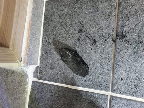 인천 하수구막힘 배수구 주변의 물 고임과 배수 상태를 확인하는 모습