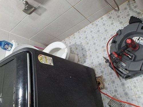 인천 하수구막힘 배관 점검 장비로 내부 흐름을 확인하는 모습
