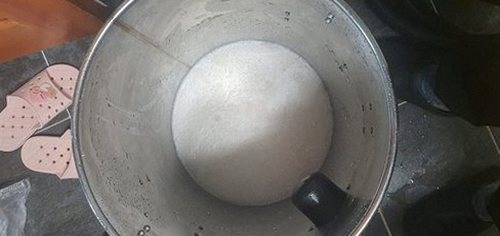 인천 하수구막힘 배수 상태를 확인하고 주변 정리와 재발 예방 사항을 점검하는 모습